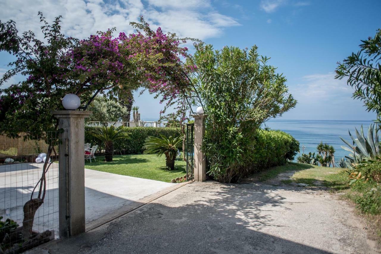 Oikia Eleanthi - Beachfront Garden Home! Mytikas  Ngoại thất bức ảnh